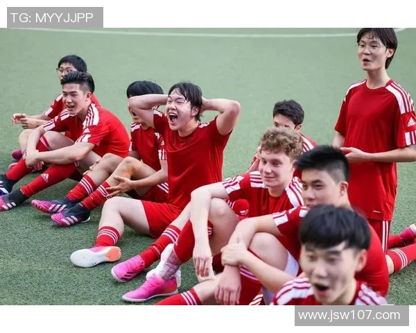 小孩受访后意外成足球明星背后的励志故事与成长历程